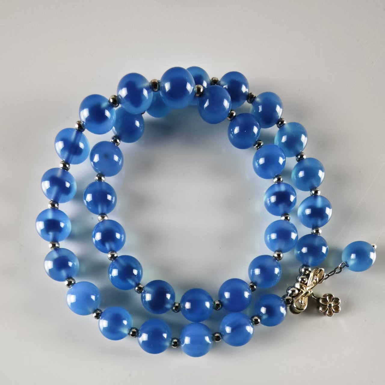 Blue Agate Beaded Bracelet – Soothing Natural Crystal Jewelry in Ocean Blue Tones
